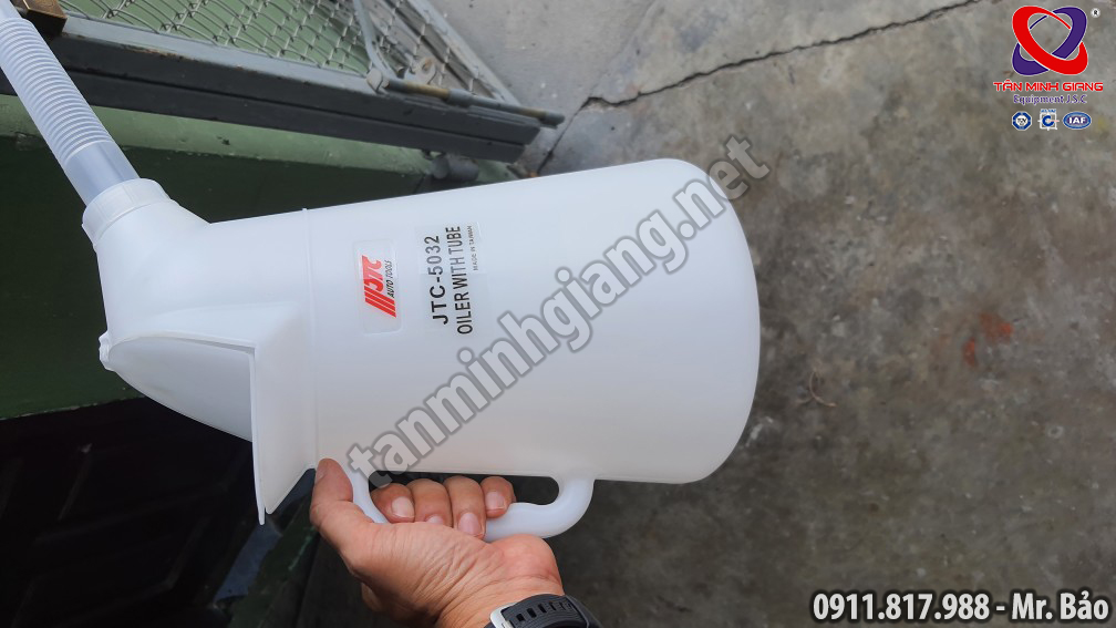 Bình châm nhớt có vòi châm 5L JTC-5032