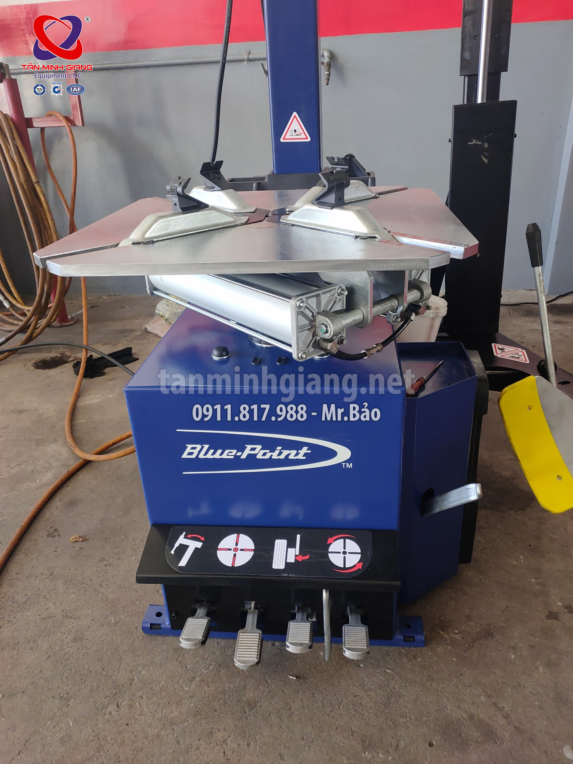 may-ra-vao-lop-blue-point-snap-on-mtc-300-EEWHBP743AC1-2 Máy ra vào lốp có trợ lực Bluepoint - Snap-on MTC 300 (PN: EEWHBP743AC1)