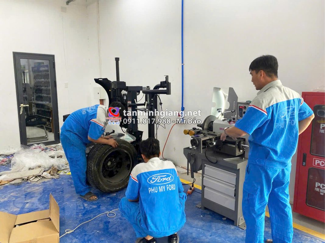 máy ra vào lốp yuanmech c9572 có tay phụ trợ lực