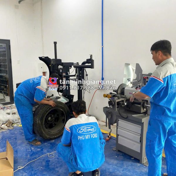 máy ra vào lốp yuanmech c9572 có tay phụ trợ lực