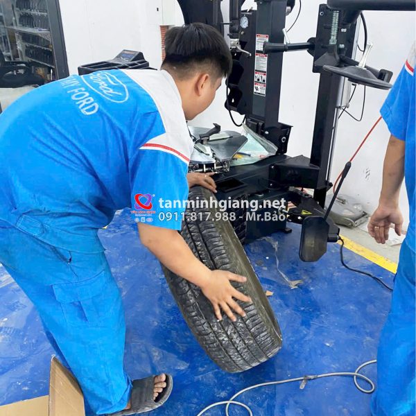 máy ra vào lốp yuanmech c9572 có tay phụ trợ lực