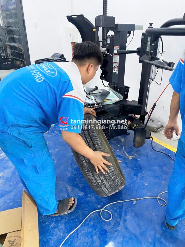 máy ra vào lốp yuanmech c9572 có tay phụ trợ lực