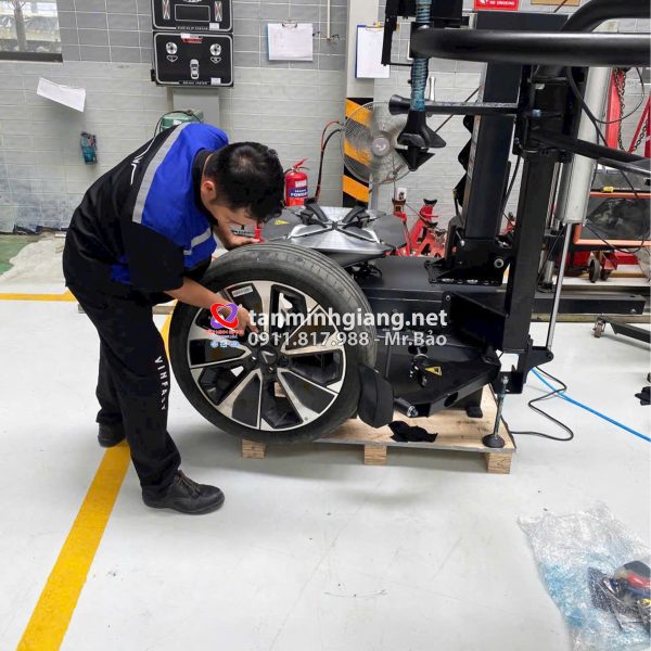 máy ra vào lốp yuanmech c9572 có tay phụ trợ lực