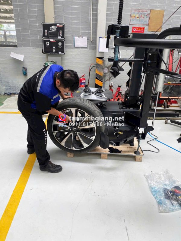 máy ra vào lốp yuanmech c9572 có tay phụ trợ lực