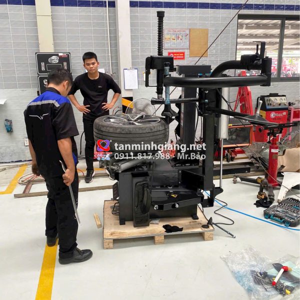 máy ra vào lốp yuanmech c9572 có tay phụ trợ lực