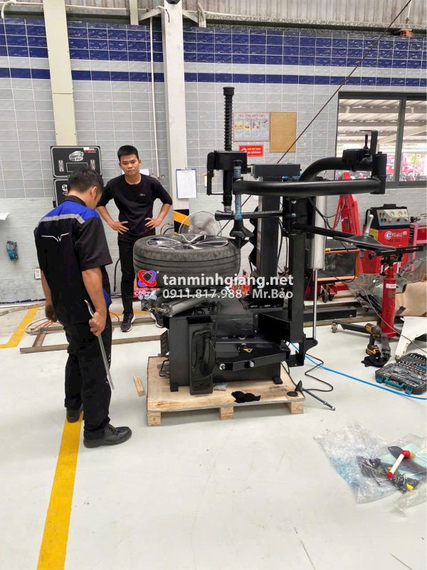 máy ra vào lốp yuanmech c9572 có tay phụ trợ lực